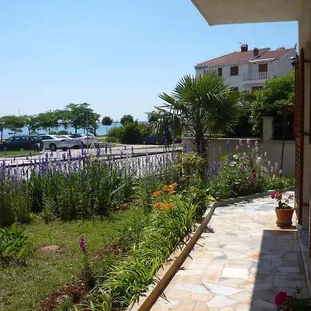 Apartment By The Sea - 11647